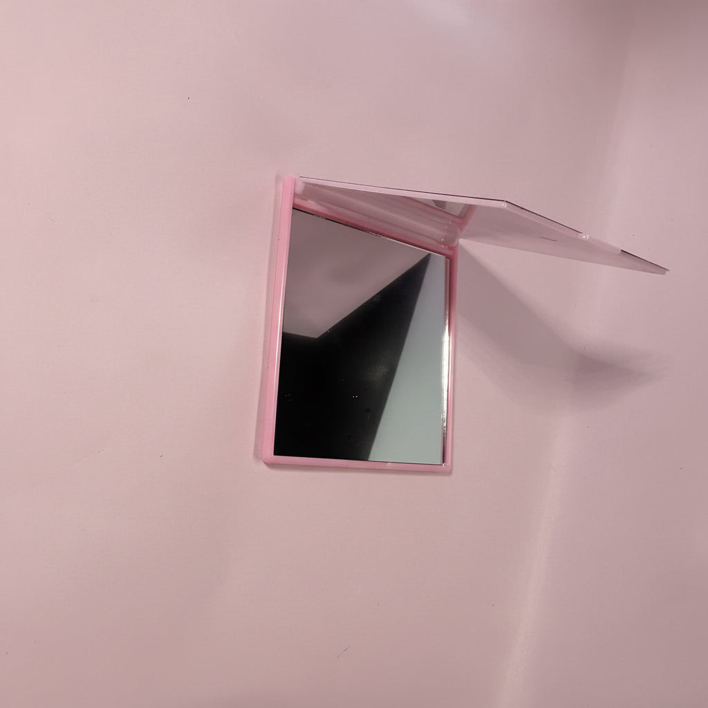 Pocket mirror with dolls