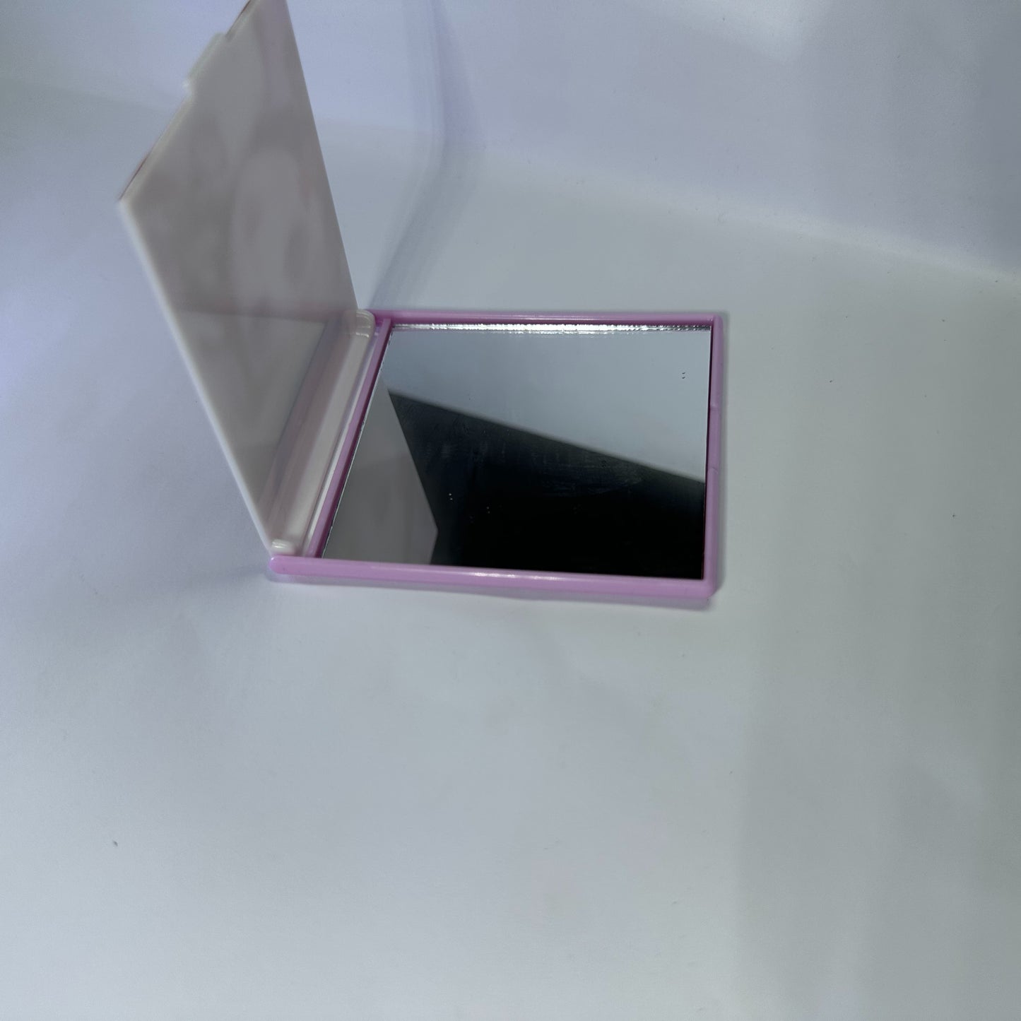 Pocket mirror with dolls