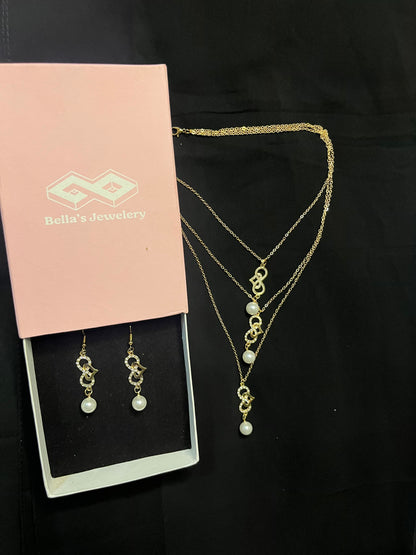 Gold Chain With Pearl Accents &Interlocking Design