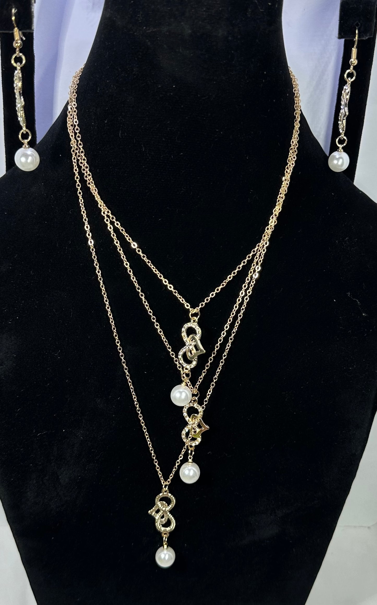 Gold Chain With Pearl Accents &Interlocking Design