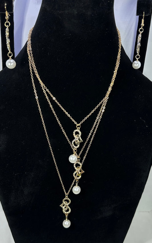Gold Chain With Pearl Accents &Interlocking Design